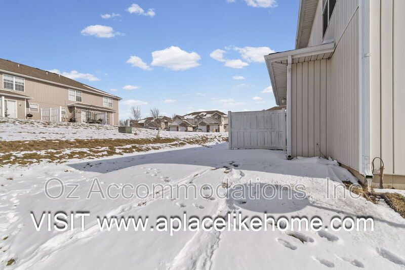 Ready to View| 807 SW Imperial Ln, Blue Springs, MO 64064 property image