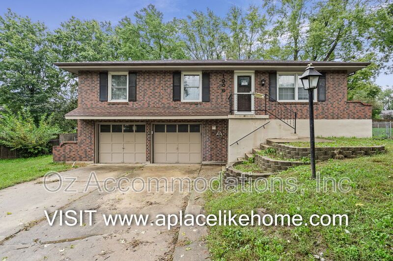 Charming 3-Bedroom, 2-Bath Brick Raised Ranch in Lee’s Summit! property image