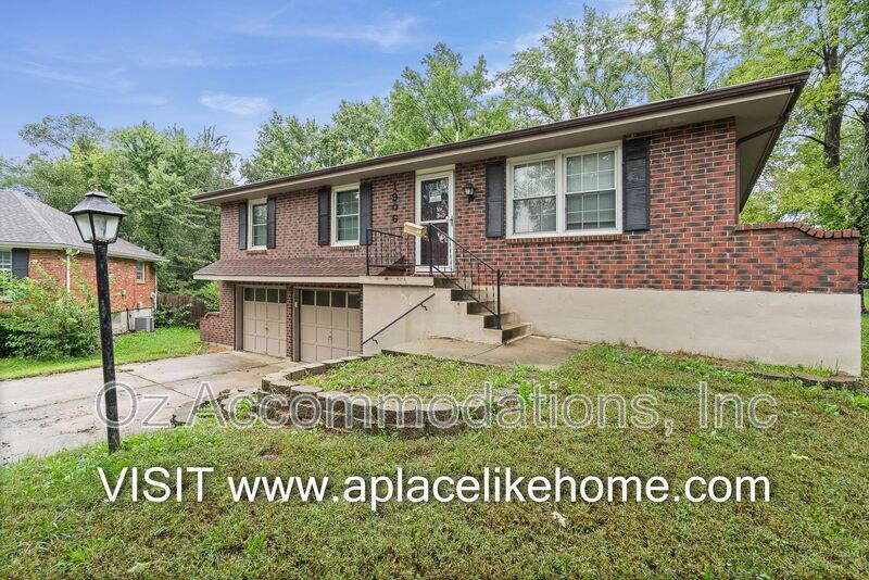 Charming 3-Bedroom, 2-Bath Brick Raised Ranch in Lee’s Summit! property image