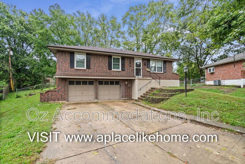 Charming 3-Bedroom, 2-Bath Brick Raised Ranch in Lee’s Summit! property image