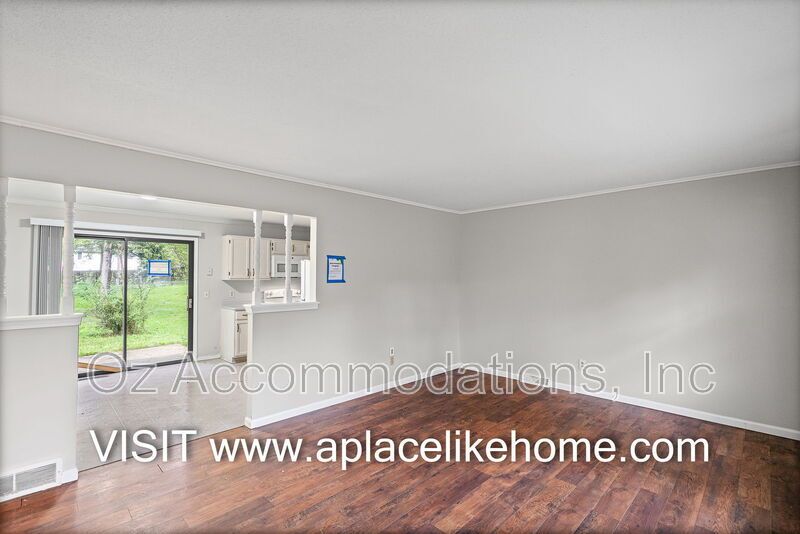 Charming 3-Bedroom, 2-Bath Brick Raised Ranch in Lee’s Summit! property image