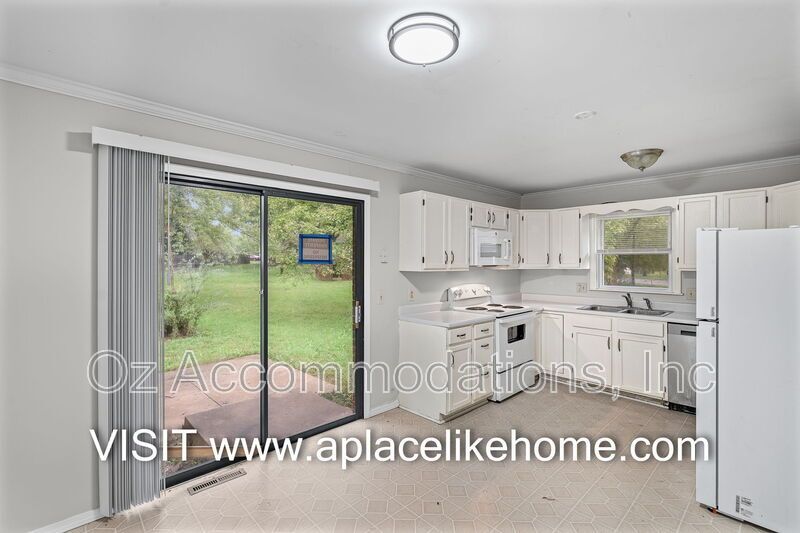 Charming 3-Bedroom, 2-Bath Brick Raised Ranch in Lee’s Summit! property image