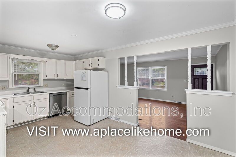 Charming 3-Bedroom, 2-Bath Brick Raised Ranch in Lee’s Summit! property image