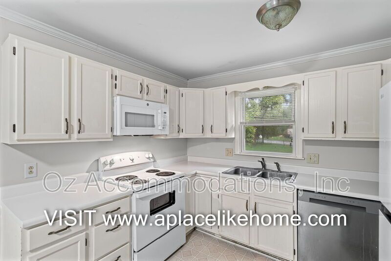 Charming 3-Bedroom, 2-Bath Brick Raised Ranch in Lee’s Summit! property image