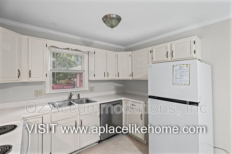 Charming 3-Bedroom, 2-Bath Brick Raised Ranch in Lee’s Summit! property image