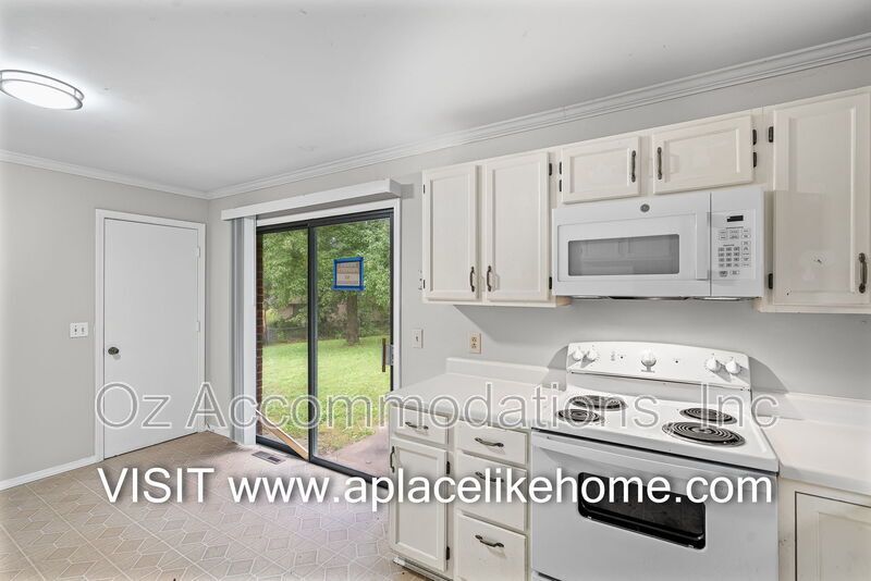 Charming 3-Bedroom, 2-Bath Brick Raised Ranch in Lee’s Summit! property image