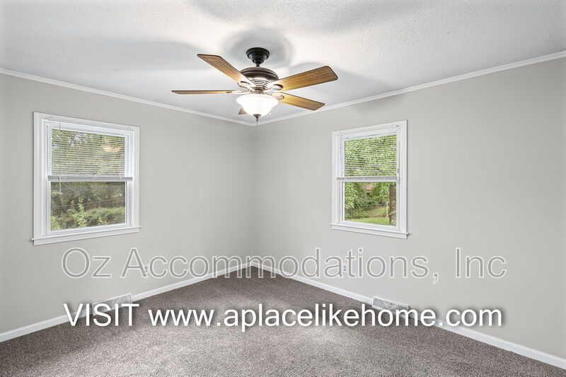 Charming 3-Bedroom, 2-Bath Brick Raised Ranch in Lee’s Summit! property image