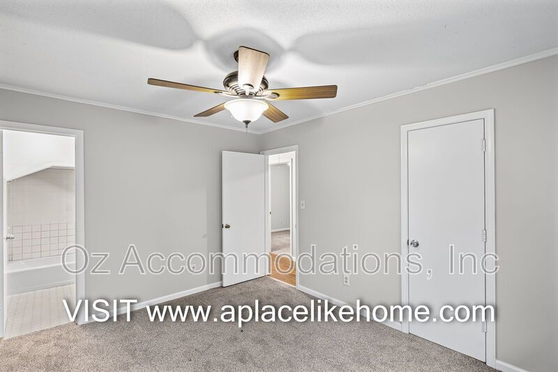 Charming 3-Bedroom, 2-Bath Brick Raised Ranch in Lee’s Summit! property image