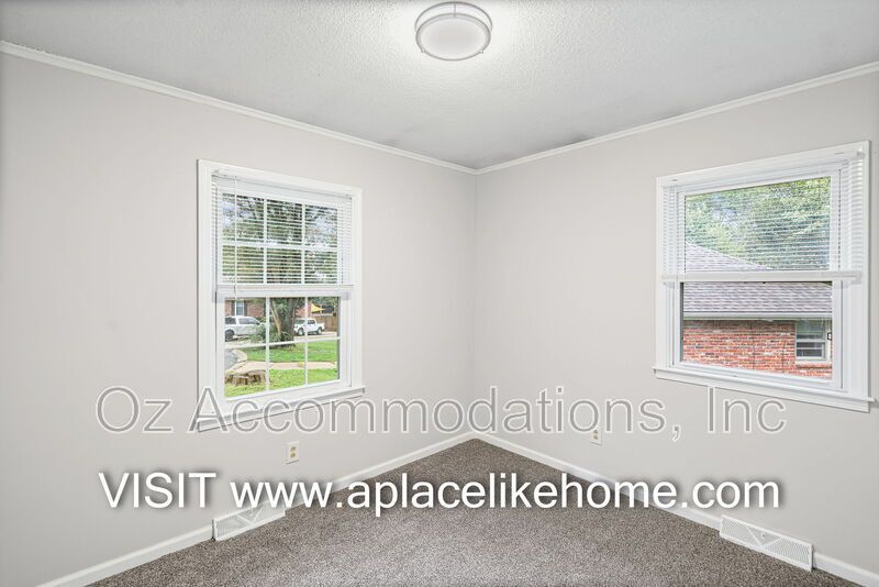 Charming 3-Bedroom, 2-Bath Brick Raised Ranch in Lee’s Summit! property image