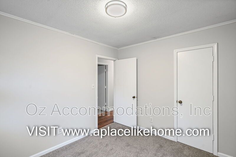 Charming 3-Bedroom, 2-Bath Brick Raised Ranch in Lee’s Summit! property image