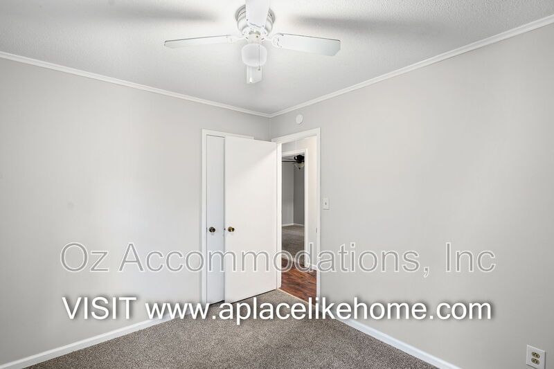 Charming 3-Bedroom, 2-Bath Brick Raised Ranch in Lee’s Summit! property image
