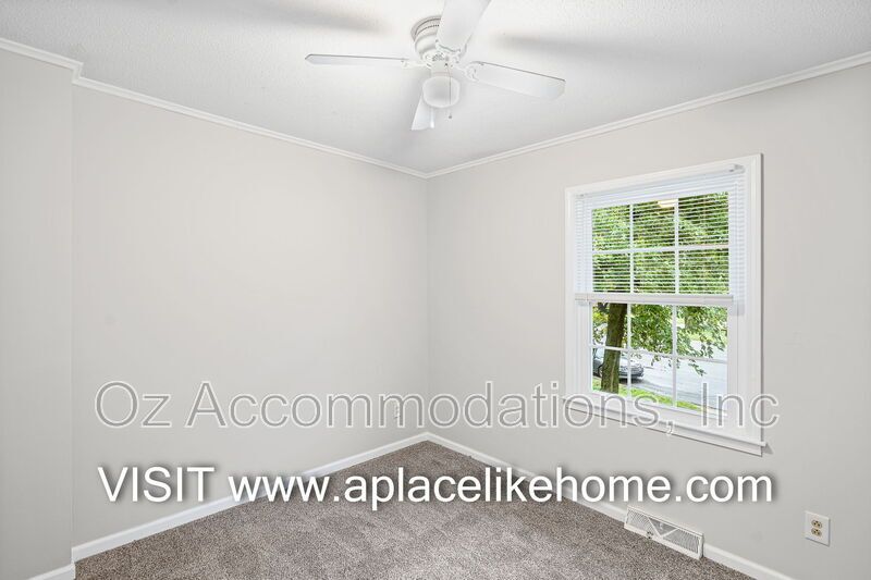 Charming 3-Bedroom, 2-Bath Brick Raised Ranch in Lee’s Summit! property image