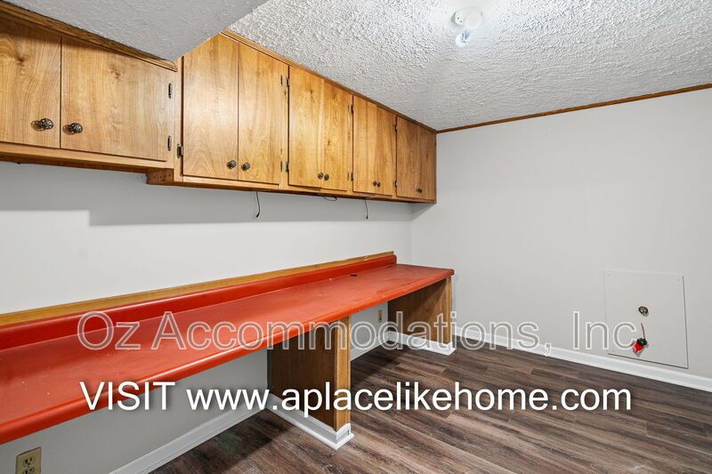 Charming 3-Bedroom, 2-Bath Brick Raised Ranch in Lee’s Summit! property image