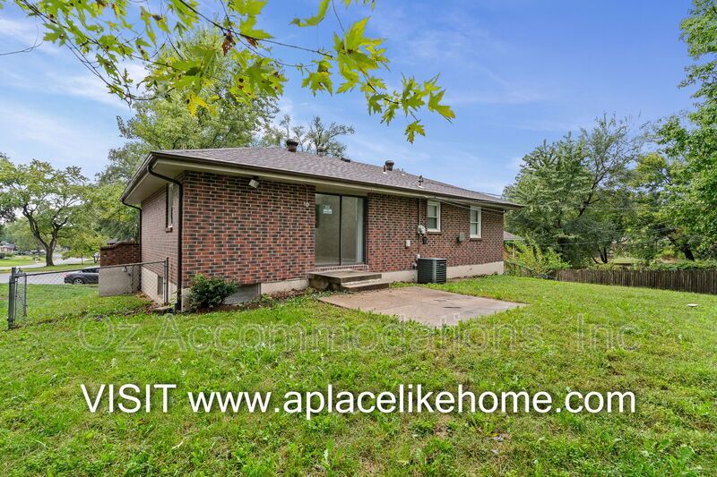 Charming 3-Bedroom, 2-Bath Brick Raised Ranch in Lee’s Summit! property image