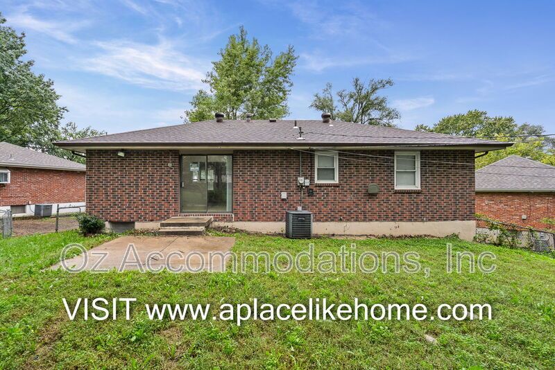 Charming 3-Bedroom, 2-Bath Brick Raised Ranch in Lee’s Summit! property image